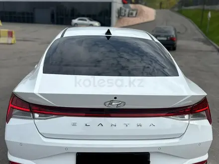 Hyundai Elantra 2022 года за 11 100 000 тг. в Алматы – фото 5