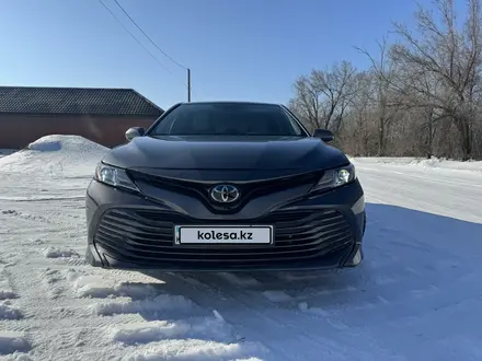 Toyota Camry 2020 года за 12 000 000 тг. в Уральск – фото 2