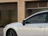 Toyota Camry 2023 года за 17 300 000 тг. в Туркестан – фото 2