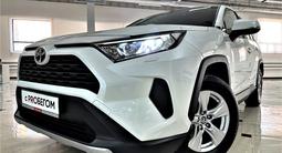 Toyota RAV4 2020 года за 15 900 000 тг. в Астана