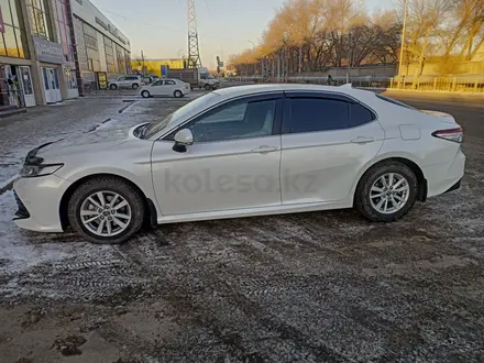 Toyota Camry 2021 года за 14 900 000 тг. в Актобе – фото 5