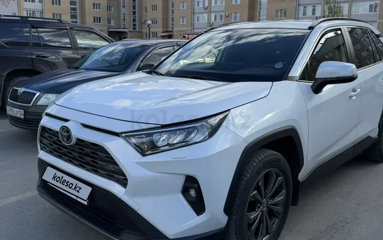 Toyota RAV4 2023 года за 16 500 000 тг. в Актобе