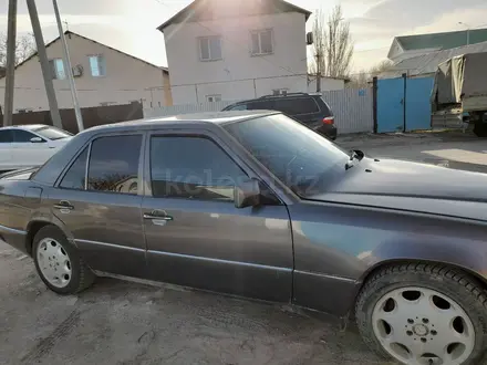 Mercedes-Benz E 260 1992 года за 1 400 000 тг. в Атырау – фото 2