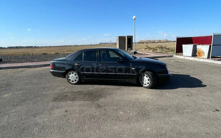 Mercedes-Benz E 240 1998 года за 2 800 000 тг. в Каражал