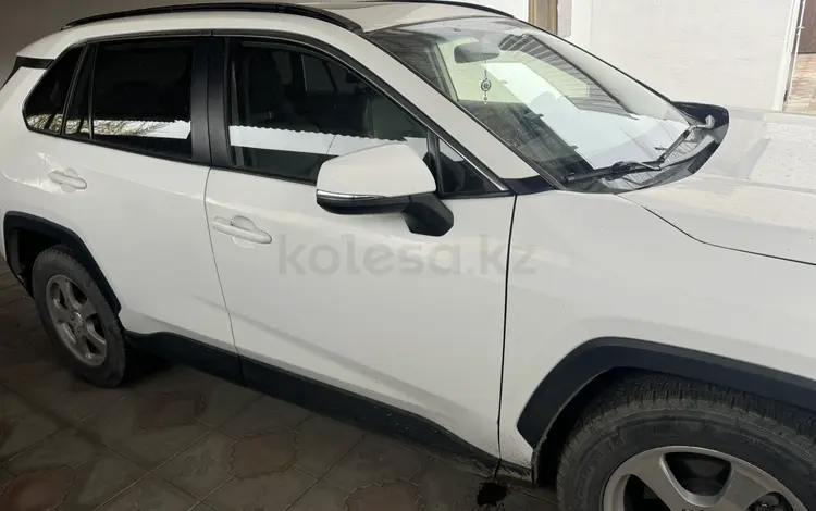 Toyota RAV4 2019 года за 13 700 000 тг. в Караганда