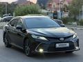 Toyota Camry 2021 года за 15 300 000 тг. в Алматы – фото 2
