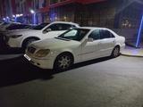 Mercedes-Benz S 320 1999 года за 2 250 000 тг. в Атырау – фото 2