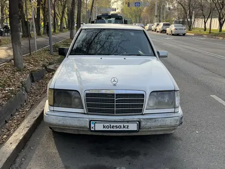 Mercedes-Benz E 220 1994 года за 1 900 000 тг. в Талдыкорган