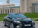 Toyota Camry 2018 года за 13 300 000 тг. в Астана