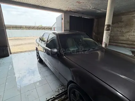 Mercedes-Benz E 220 1993 года за 1 100 000 тг. в Сарыозек – фото 2