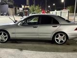 Mercedes-Benz C 180 2004 года за 3 600 000 тг. в Шымкент – фото 2