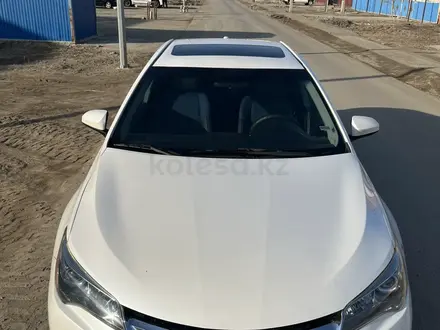 Toyota Camry 2016 года за 6 300 000 тг. в Атырау – фото 2