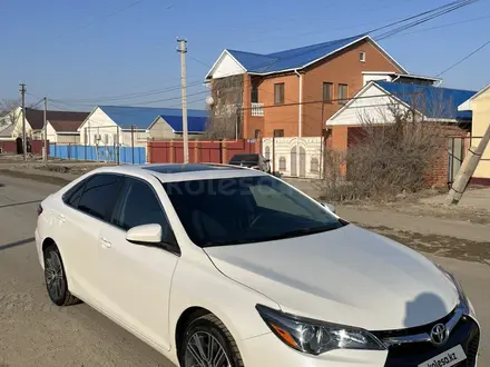 Toyota Camry 2016 года за 6 300 000 тг. в Атырау – фото 3
