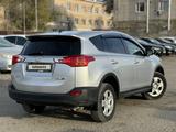 Toyota RAV4 2015 годаfor10 650 000 тг. в Актобе – фото 5