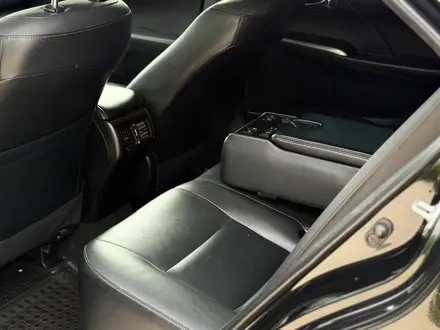 Toyota Camry 2015 года за 10 900 000 тг. в Актобе – фото 13