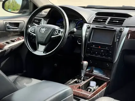 Toyota Camry 2015 года за 10 900 000 тг. в Актобе – фото 15