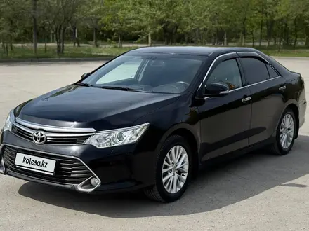 Toyota Camry 2015 года за 10 900 000 тг. в Актобе – фото 2