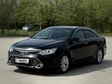 Toyota Camry 2015 года за 10 900 000 тг. в Актобе