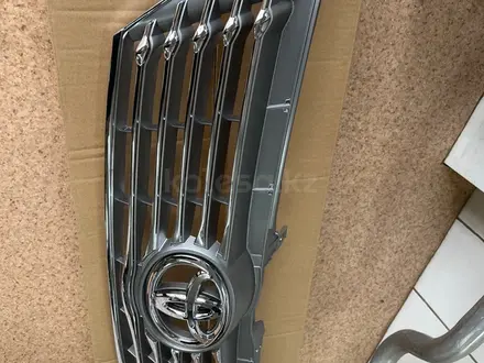 Решетка радиатора Тойота Камри 50 европеец за 32 500 тг. в Актобе – фото 2