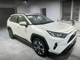 Toyota RAV4 2022 года за 21 000 000 тг. в Алматы