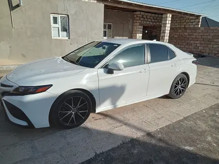 Toyota Camry 2022 года за 14 000 000 тг. в Жанаозен – фото 2