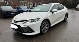 Toyota Camry 2021 года за 14 800 000 тг. в Алматы – фото 2