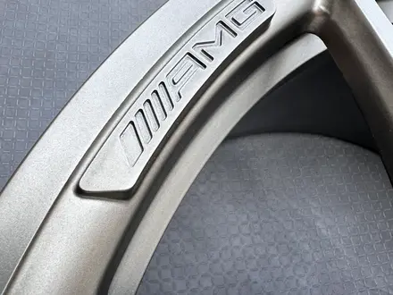Оригинальные диски AMG R22 на Mercedes G Classe W463 Гелендваген за 1 100 000 тг. в Алматы – фото 46