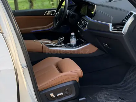 BMW X5 2022 года за 33 000 000 тг. в Алматы – фото 17