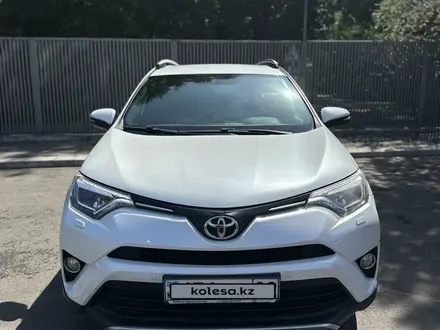 Toyota RAV4 2018 года за 11 600 000 тг. в Алматы