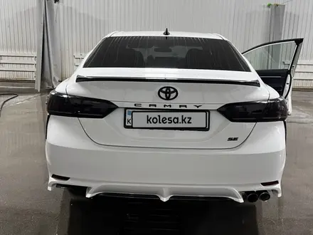 Toyota Camry 2021 года за 13 700 000 тг. в Атырау – фото 4