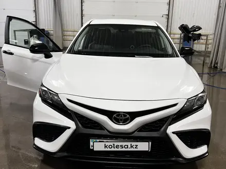 Toyota Camry 2021 года за 13 700 000 тг. в Атырау – фото 5