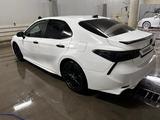 Toyota Camry 2021 года за 13 700 000 тг. в Атырау – фото 3