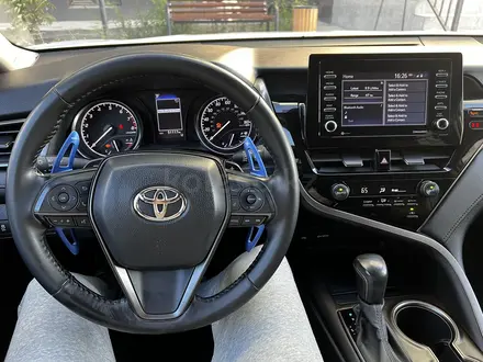 Toyota Camry 2021 года за 13 700 000 тг. в Атырау – фото 6