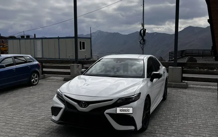 Toyota Camry 2021 года за 13 700 000 тг. в Атырау