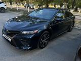 Toyota Camry 2018 года за 9 700 000 тг. в Атырау