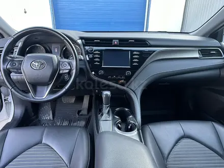 Toyota Camry 2019 года за 9 300 000 тг. в Атырау – фото 9