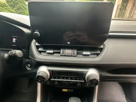 Toyota RAV4 2023 года за 17 500 000 тг. в Алматы – фото 26