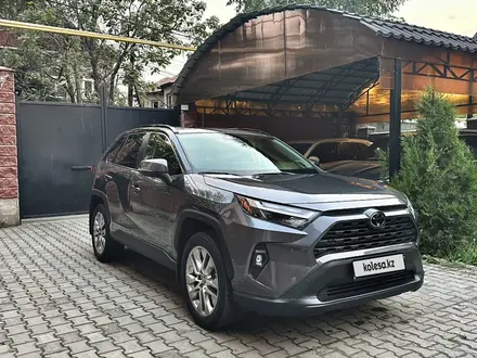 Toyota RAV4 2023 года за 17 500 000 тг. в Алматы