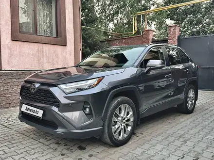 Toyota RAV4 2023 года за 17 500 000 тг. в Алматы – фото 2