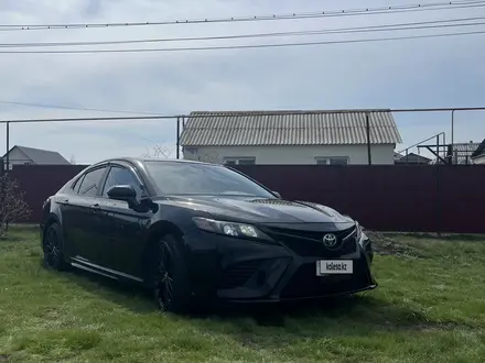 Toyota Camry 2019 года за 9 000 000 тг. в Уральск – фото 2