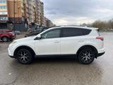 Toyota RAV4 2017 года за 11 350 000 тг. в Актобе – фото 2
