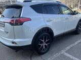 Toyota RAV4 2017 года за 11 350 000 тг. в Актобе – фото 3