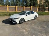 Toyota Camry 2023 года за 14 800 000 тг. в Актобе – фото 3