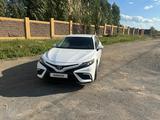 Toyota Camry 2023 года за 14 800 000 тг. в Актобе