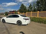 Toyota Camry 2023 года за 14 800 000 тг. в Актобе – фото 4