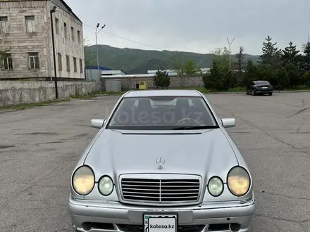 Mercedes-Benz E 320 1996 года за 3 200 000 тг. в Алматы