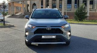 Toyota RAV4 2020 года за 14 000 000 тг. в Атырау