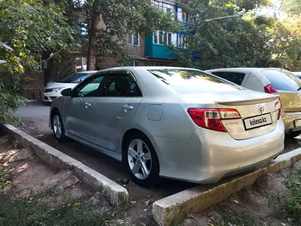 Toyota Camry 2013 года за 7 400 000 тг. в Уральск – фото 2