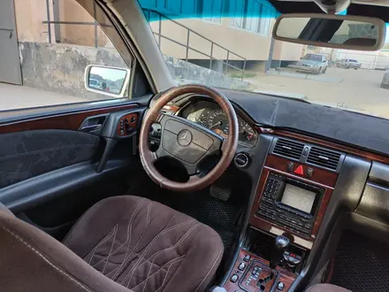 Mercedes-Benz E 320 1998 года за 4 200 000 тг. в Актау – фото 14