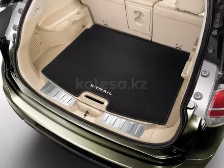 Оригинальная накладка на порог крышки багажника Nissan X-Trail T32 за 20 000 тг. в Алматы